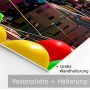 Zwei bunte Totenschädel mit schwarzem Hintergrund